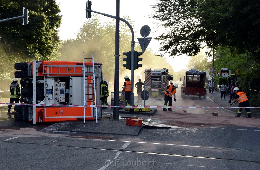 TLF 4 umgestuerzt Koeln Bocklemuend Ollenhauer Ring Militaerringstr P063.JPG - Miklos Laubert